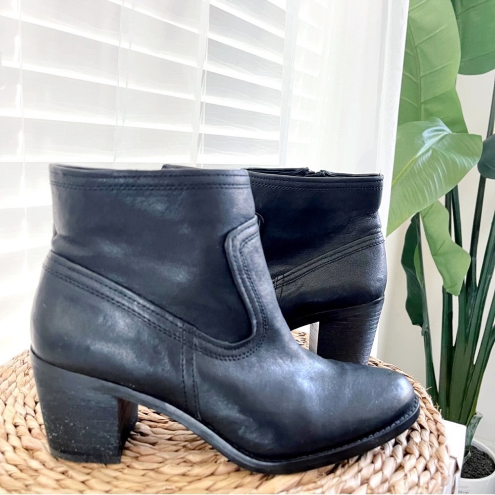 Arturo Chiang Black Leather Booties Size 9